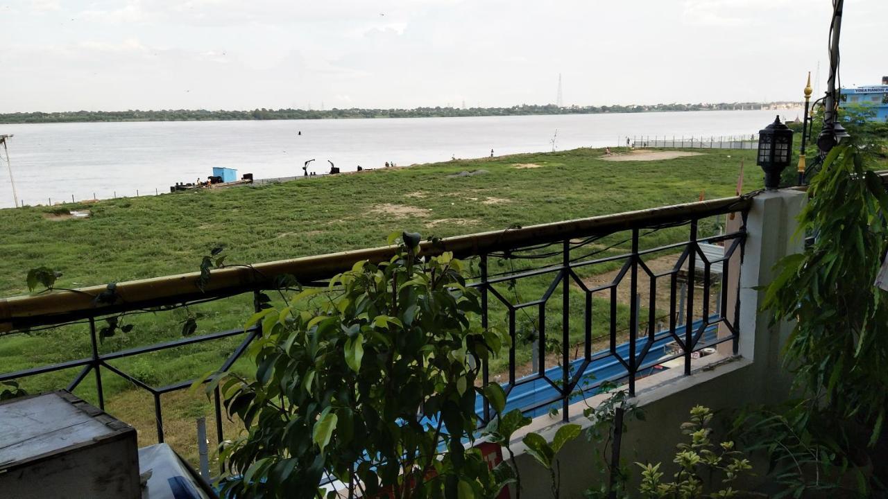 Ganga Paying Varanasi
