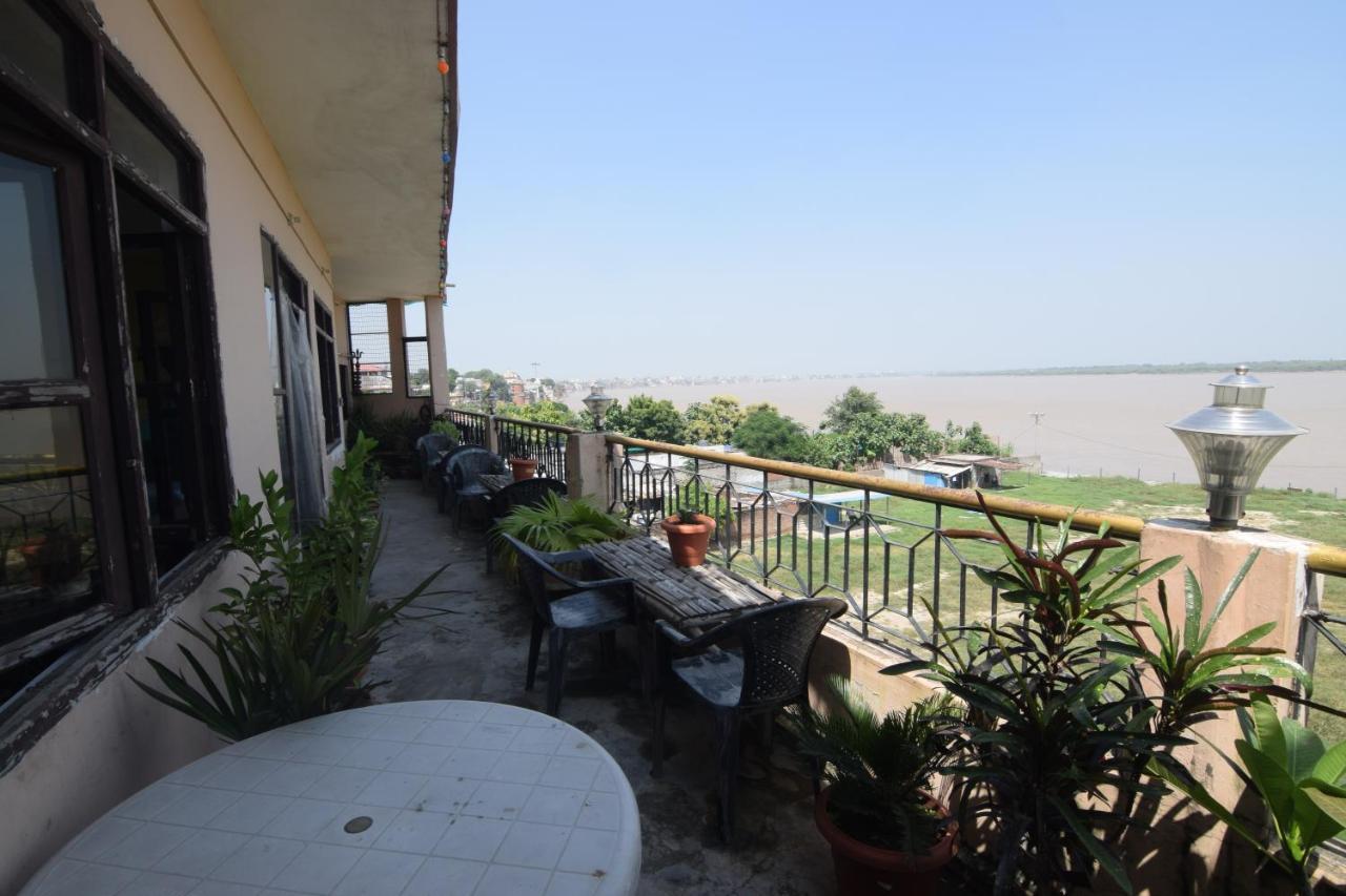 Ganga Paying Varanasi